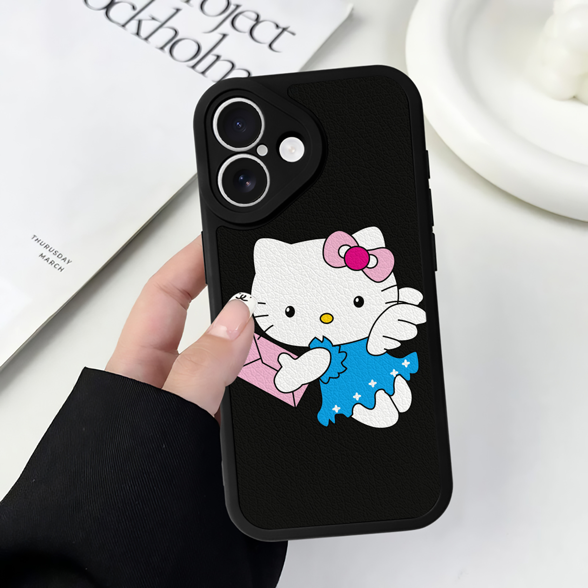 （画像用） Hello Kitty ハローキティ 【iPhone 16シリーズ対応】シリコンスマホケース（レザー調） 材質：シリコン